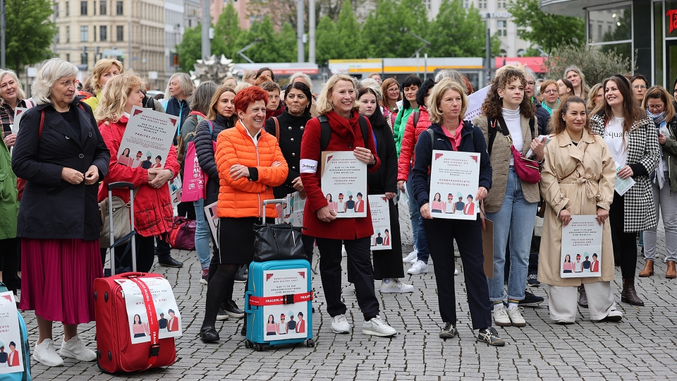 Frauendemo mit Koffern und Plakaten